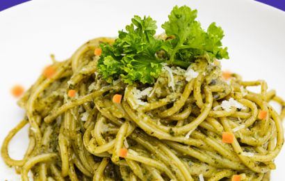 Espaguete ao pesto com vinagrete de cenoura 